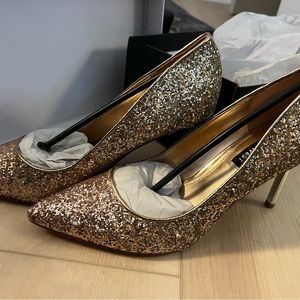 Nine West gold heels. US women’s 6.5. Never worn still in box